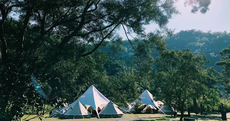 「東風綠活」打造在柚子果園裡的無痕露營，所有設備都幫你準備好，一頂頂白色帳篷矗立， 像極了山林裡的精靈部落，