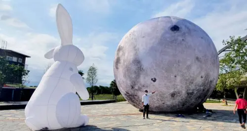 台北人連假衝宜蘭！宜蘭冬山超夢幻「月亮什麼冬冬」10公尺高月亮、浪漫兔子燈免費拍，再加碼A.maze兔子迷宮「摘月」讓你私奔到月球。