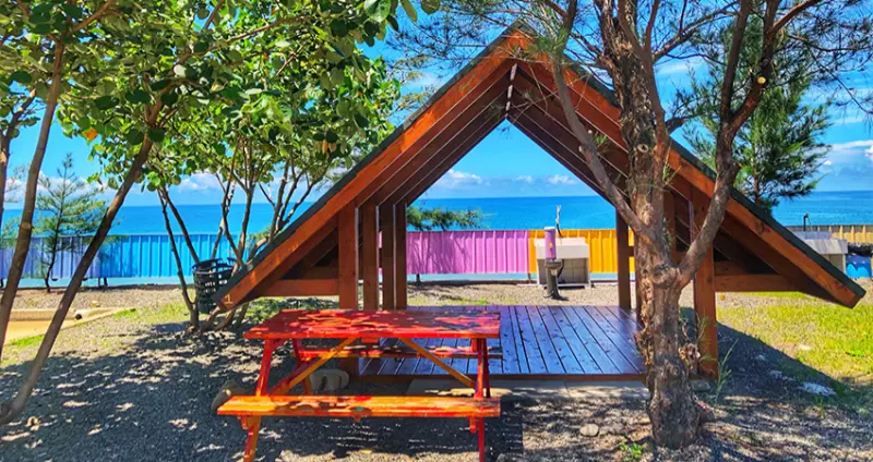 住進「海豚茉莉灣海景露營區」，享受南國海天一線的視覺享受，號稱枋山海岸公路最美的海景露營區，當之無愧。。