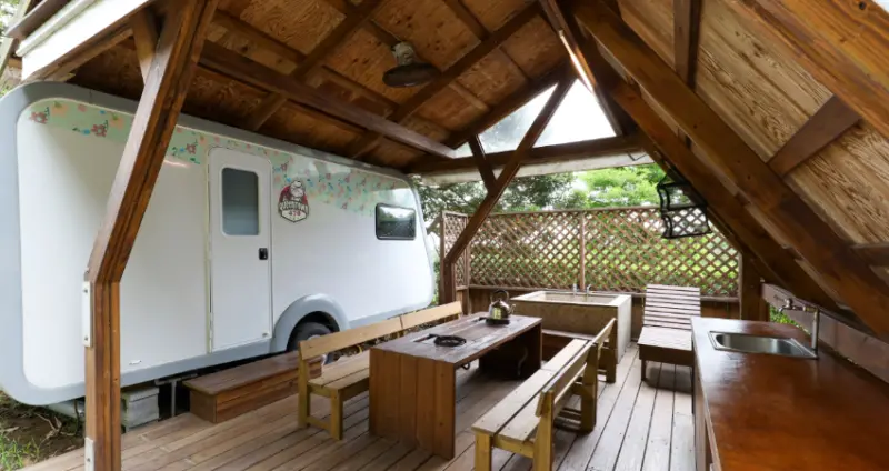 離台北不過1小時車程，「金山皇后鎮森林」靜靜藏在山裡面，轉幾個彎就能抵達，親山近海還看得到滿天星星。