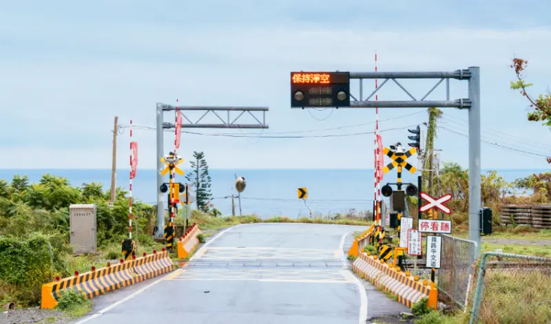 「南迴線」台東到枋寮路段，就是沿著海岸線一路往南玩，伴隨著碧海藍天心情也跟好起來啦。