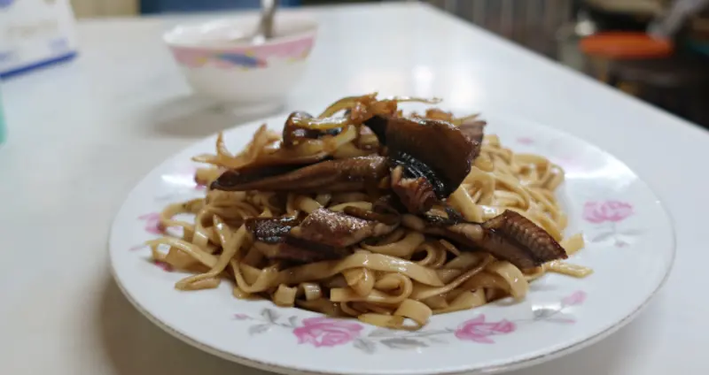 人生食堂 》 嘉義不只有雞肉飯！嘉義市內三家炭火鱔魚麵老店之一「西市」，獨門「特製骨仔肉炒鱔魚」噴香有勁，別處絕對吃不到。