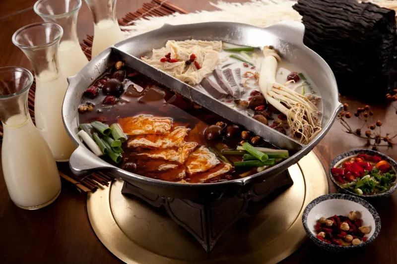 即日起來無老鍋消費滿額，就送你免費吃梅花豬肉。人家說一起吃鍋的朋友，才是真正的好朋友，現在快揪你的麻吉一起來品嚐。