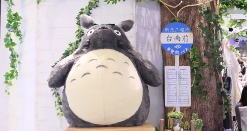 台灣首間「湯婆婆油屋」要拍！敲碗超久的「橡子共和國台南店」現場直擊，「免費打卡點、台南搶先賣周邊」懶人包直接收下。