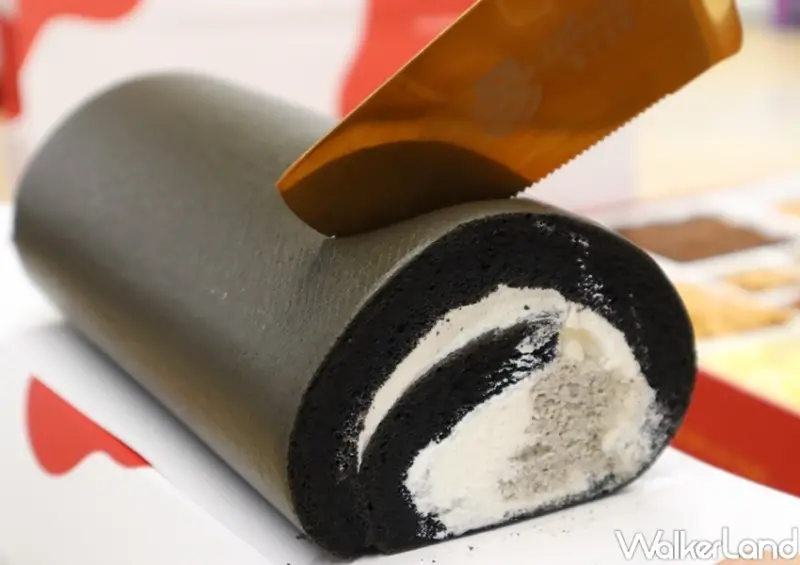 亞尼克新品 黑芝麻咔滋咔滋生乳捲   / WalkerLand窩客島提供 未經許可，不得轉載