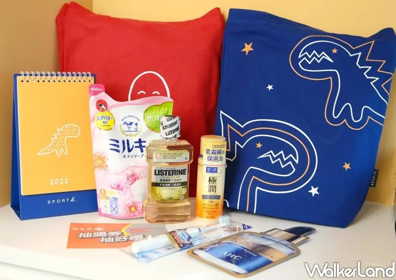 康是美「SPORT b.電音恐龍、agnès b.法式微笑帆布包」 / WalkerLand窩客島整理提供 未經許可不可轉載