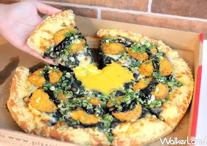 必勝客 蒜香黑咖哩豬排比薩 / WalkerLand窩客島提供 未經許可，不得轉載