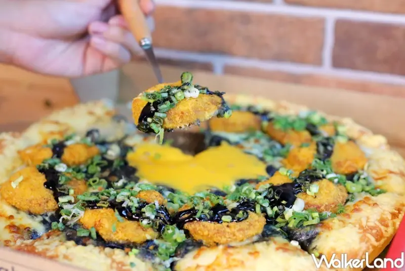 必勝客 蒜香黑咖哩豬排比薩 / WalkerLand窩客島提供 未經許可，不得轉載