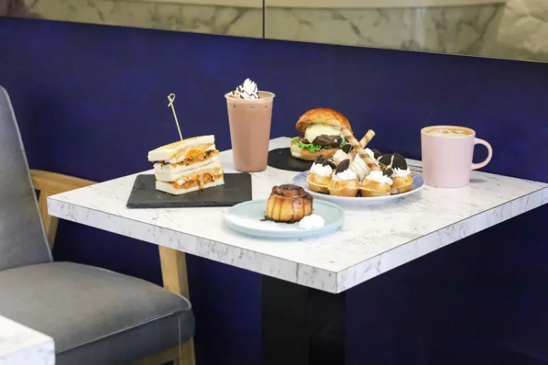 【Hoka Café】傳遞暖心美味給你！自家製人氣甜點「肉桂捲、麻糬鬆餅」／全新菜單「手工漢堡」／推薦澳洲小拿鐵