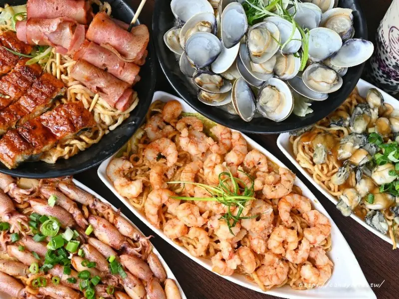 金三益健康茶飲｜超浮誇海鮮意麵在這裡！超狂爆料系列，海鮮多到爆出來啦～
