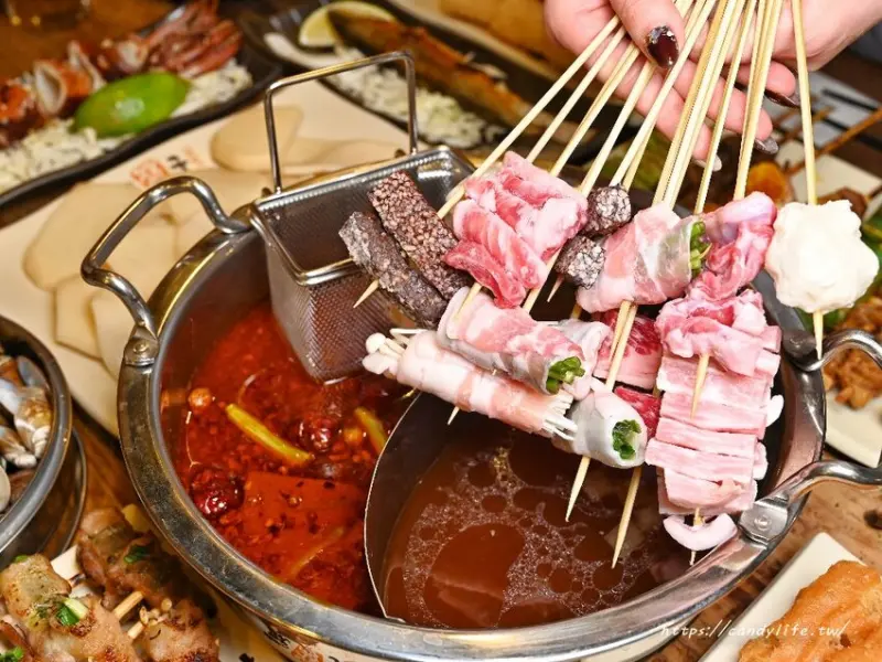 就醬子烤吧季節限定火辣辣麻辣串串強勢回歸，身分證尾碼這幾號，辣串燙吃多少送多少～還有新品海鮮塔，就是要鮮爆你！