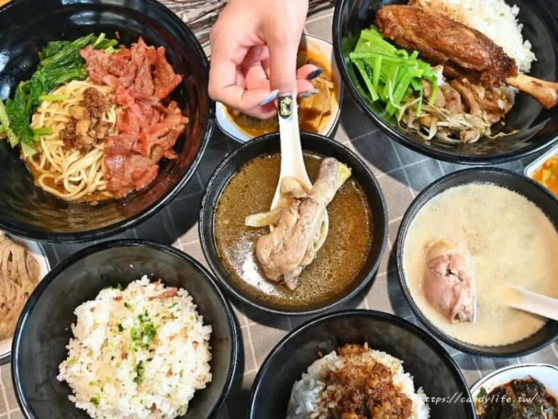 三角厝｜超平價家庭小吃，冬天進湯麻油雞湯、藥膳雞湯、黑蒜雞湯、老火豬肚雞湯只要60元～