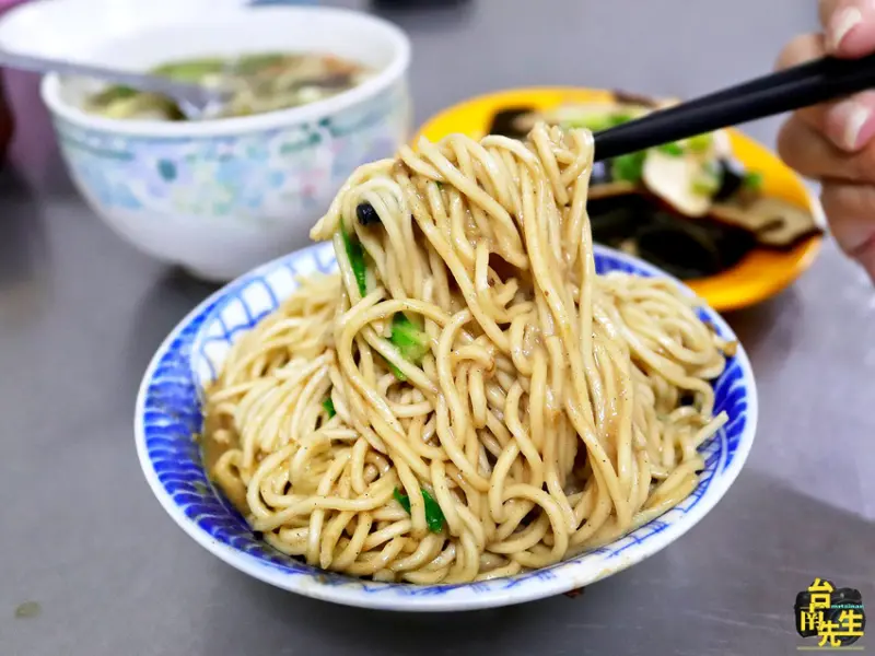 台南麵店／無店名無招牌飄香20多年／台南唯一用模特兒當招牌的麵店／當天現做自製麵條無防腐劑／在地人從小吃到大／料多實在價格親民服務親切