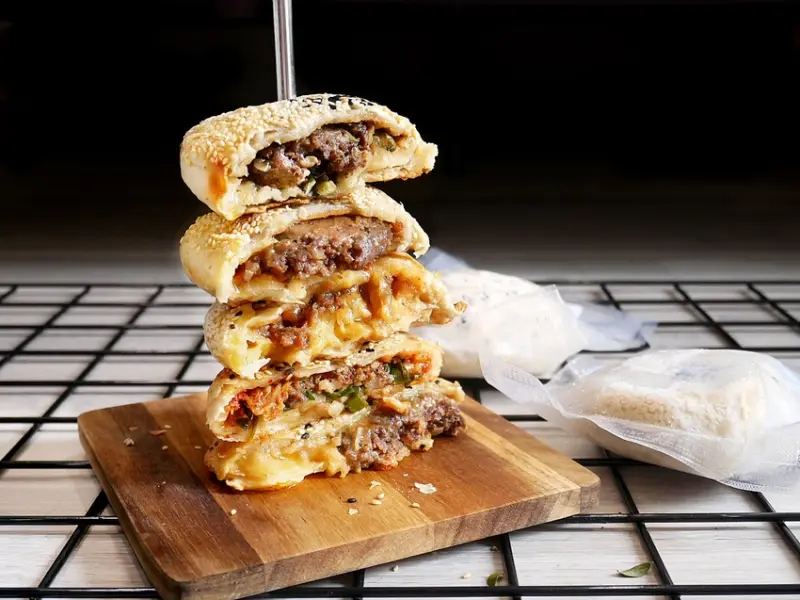 新竹人氣胡椒餅，撥開超多肉汁，豬肉起司超牽絲~