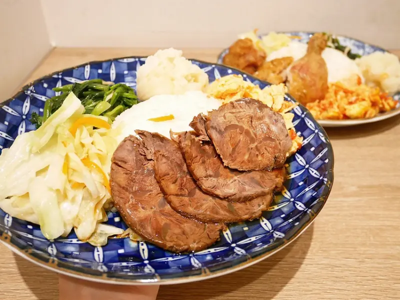 台北東區超隱密便當，超多上海菜主食可以選，首推滷牛腱-今頂小吃