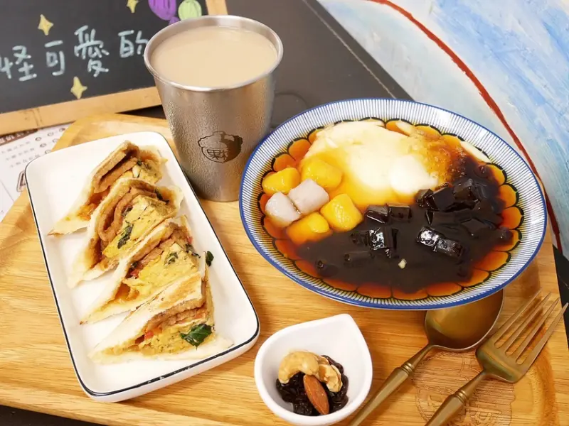 中華路豆花、仙草推薦，結合各種口味的熱壓吐司，鹹甜都好吃，下午茶首選-果核豆花鄉