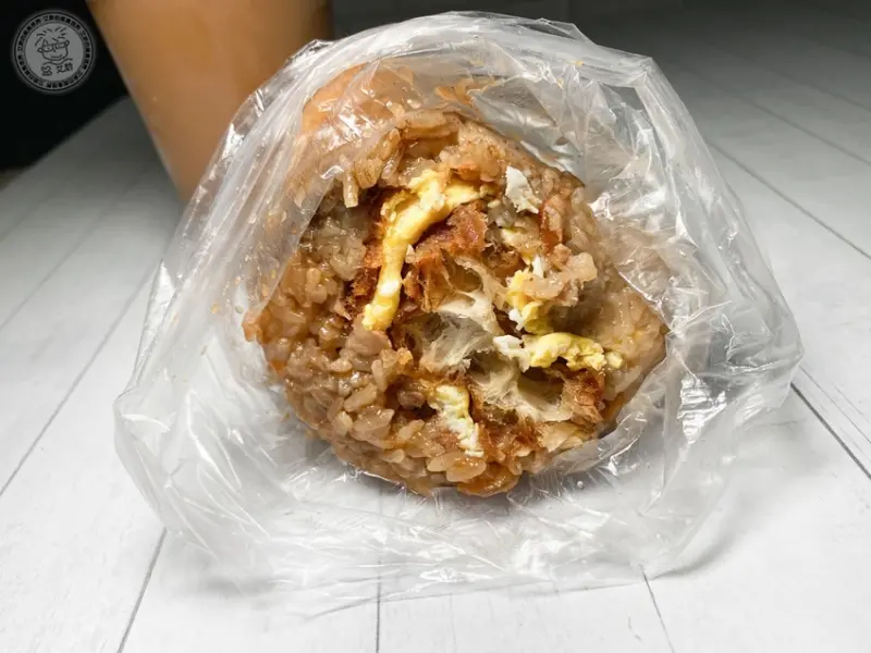 【銅板美食． 油飯飯糰 】將油飯和飯糰完美結合讓美味程度更上一層．吃這一顆就可以飽很久，油飯飯糰