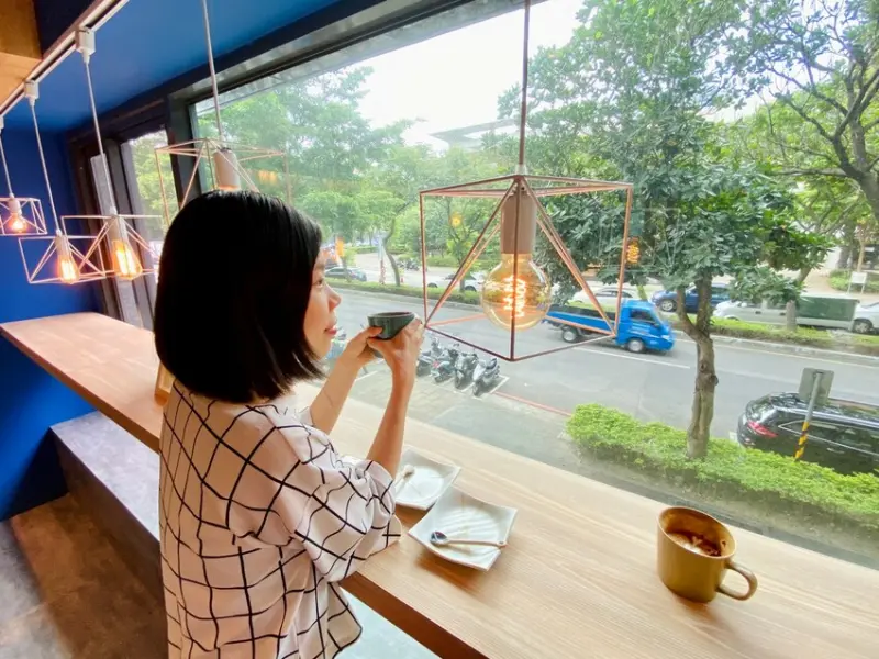 【林口美食。甜蒔吇舒芙蕾咖啡專賣】貓頭鷹吉祥物，洋食、 金箔舒芙蕾、義式咖啡、義大利餐點、 繽紛氣泡飲，網美打卡、情侶約會好地方 !