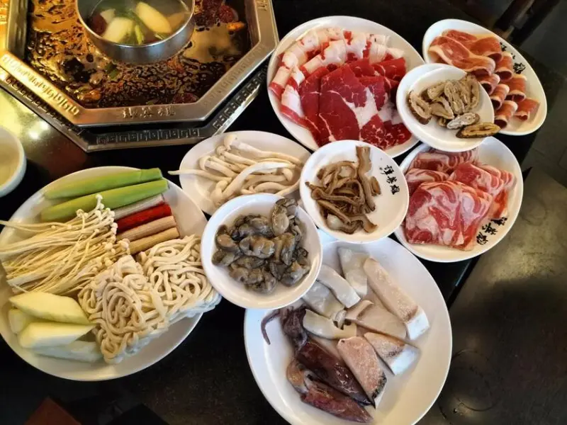 食材近百種不怕你吃只怕吃不完-嘉義譚英雄麻辣鴛鴦火鍋