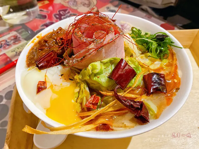 忍者一魂拉麵-日本食堂場景讓人秒飛日本感，正宗日式拉麵，極細拉麵一定要趁熱吃，雞白湯好濃郁，炸物真材實料，難以忘懷的好滋味！宜蘭羅東美食推薦