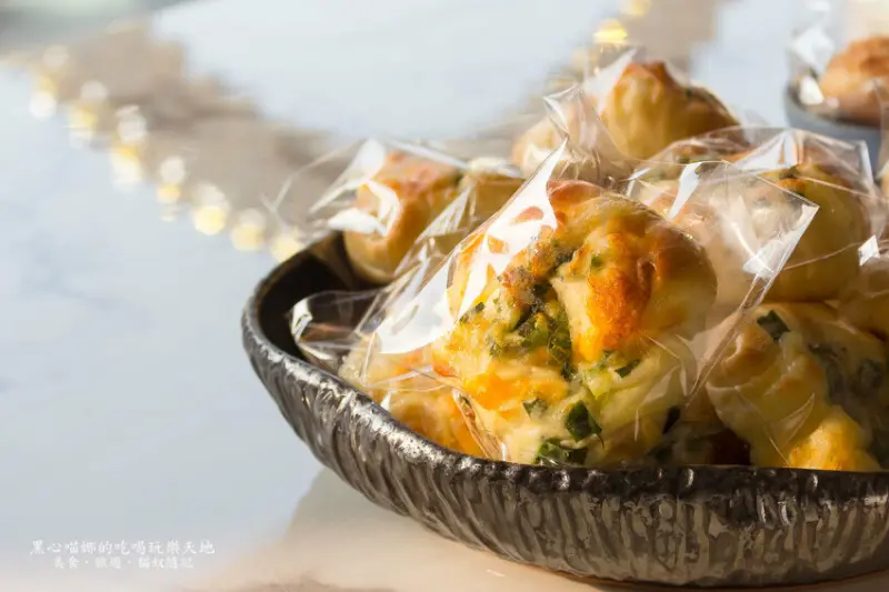 高雄鳳山︱鴻記麵包店　搬到鳳山店面超大超好拍，麵包家族也變得更龐大、選擇更多啦！