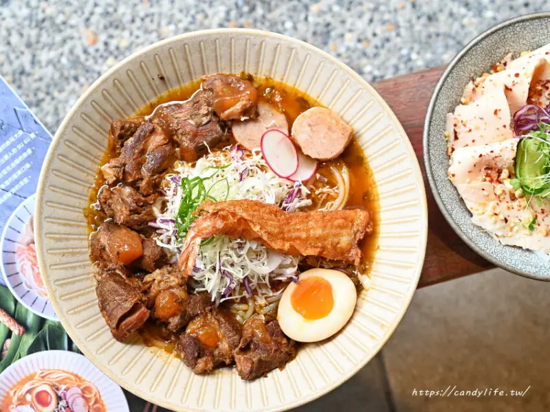 SUSU蔌蔌｜來自香港的酸辣米線，湯頭濃厚，Q勁十足，激推秘製燉豬軟骨，入口即化的美味讓人難以忘懷～