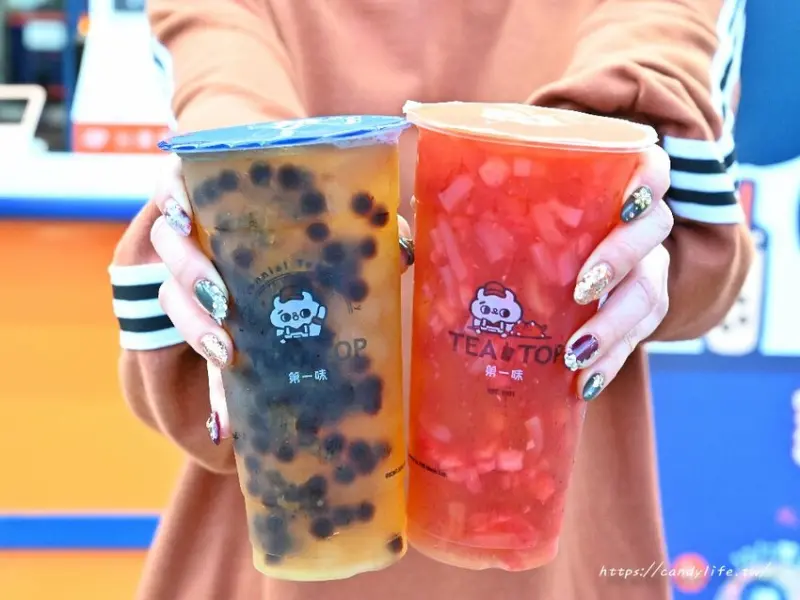 TEA TOP聯名爽爽貓，超萌周邊商品必收藏，還有冬季限定奴才好了莓，喝的到滿滿果粒～