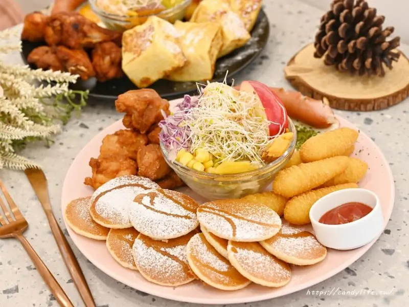 老點Homies｜營業到凌晨一點的台中早午餐店，餐點澎派份量實在，網美風裝潢超好拍～