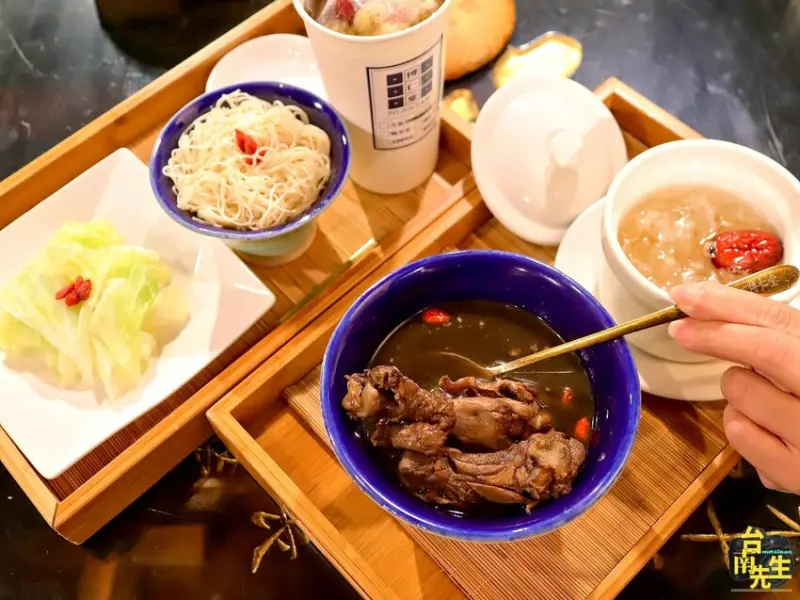 台南藥膳補湯／百年中藥行變餐廳／一年四季都能溫補養生／中藥行匾額當餐桌／隱身巷弄在地人才知道／用餐時段必客滿
