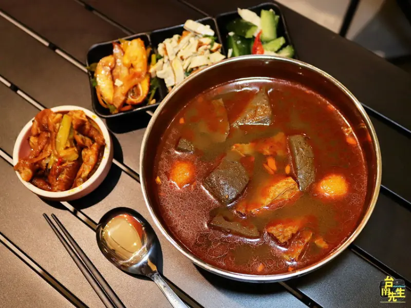 台南麻辣鴨血臭豆腐／從市場擺攤賣到開店面／在地飄香近20年／每日限量晚來吃不到／全台南最會排隊的麻辣鴨血／真空包裝在家也能輕鬆吃