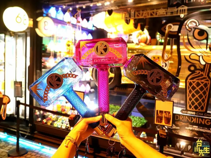 台南創意飲料／不斷要求從瓶身設計到飲品種類都自行研發／求新求變創新腳步不停歇／融入台南在地特色／大型互動電視牆／海安商圈熱門打卡點