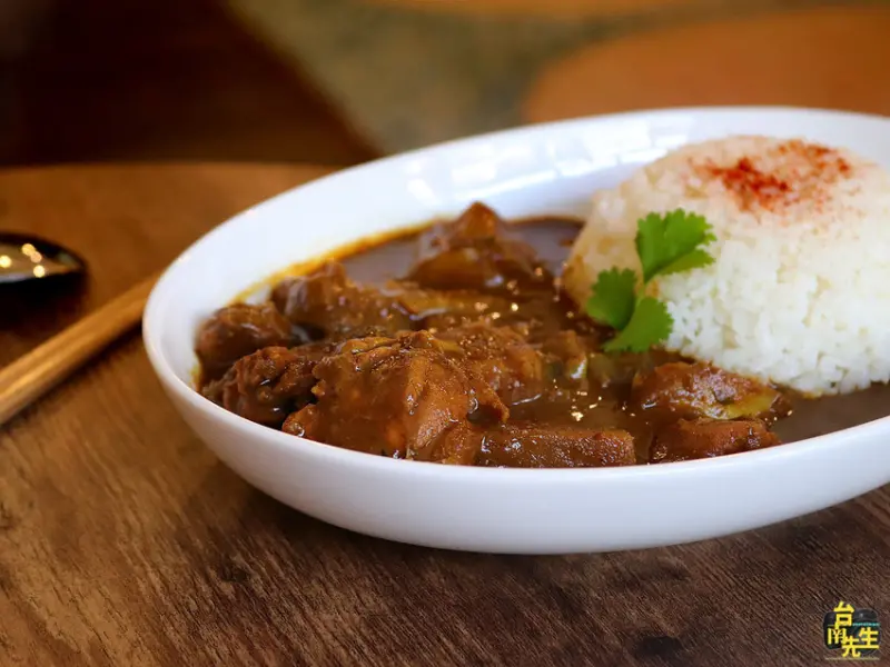 台南咖啡館／藏身咖啡館的神美味咖哩飯／還沒開店就排隊／每日限量供應賣完就打烊／兩人作業現點現做趕時間不要來／隱藏版大人味布丁