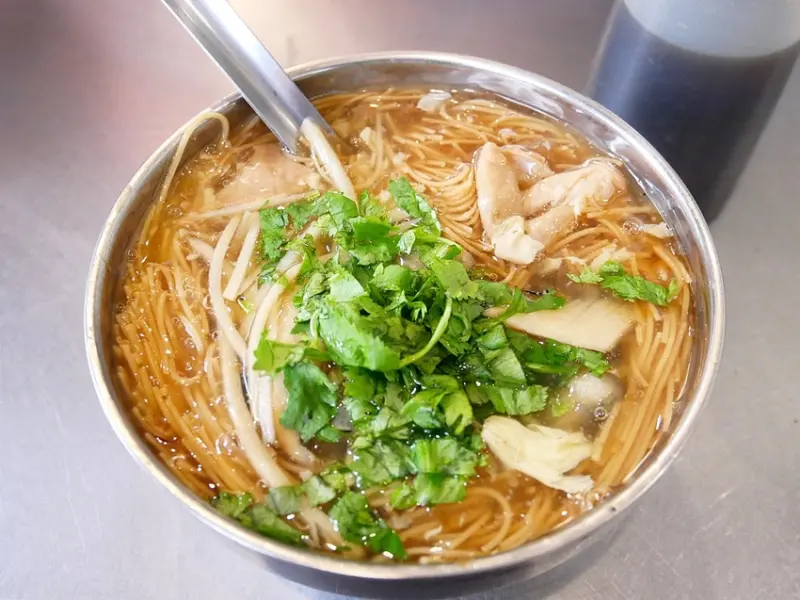 雙城美食街40年老字號小吃，熱騰騰麵線是許多人從小吃到大的好味道，搭配壽司是老饕吃法