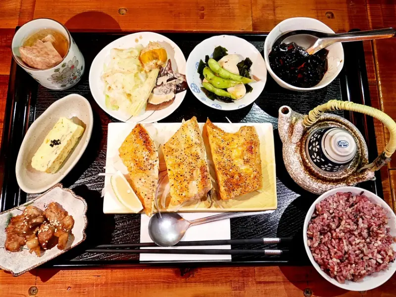 宜蘭日式定食推薦，帶分量套餐10道菜一次擁有，主食首推雞肉超好吃，聚餐好地點