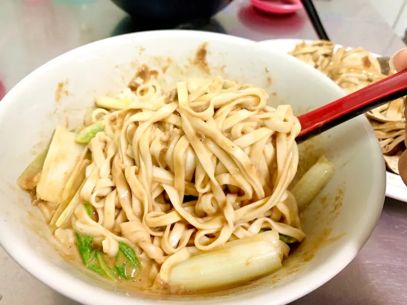 台中大里無名老字號麵店，帶點中藥香的鴨肉冬粉，鴨肉沾醬最美味
