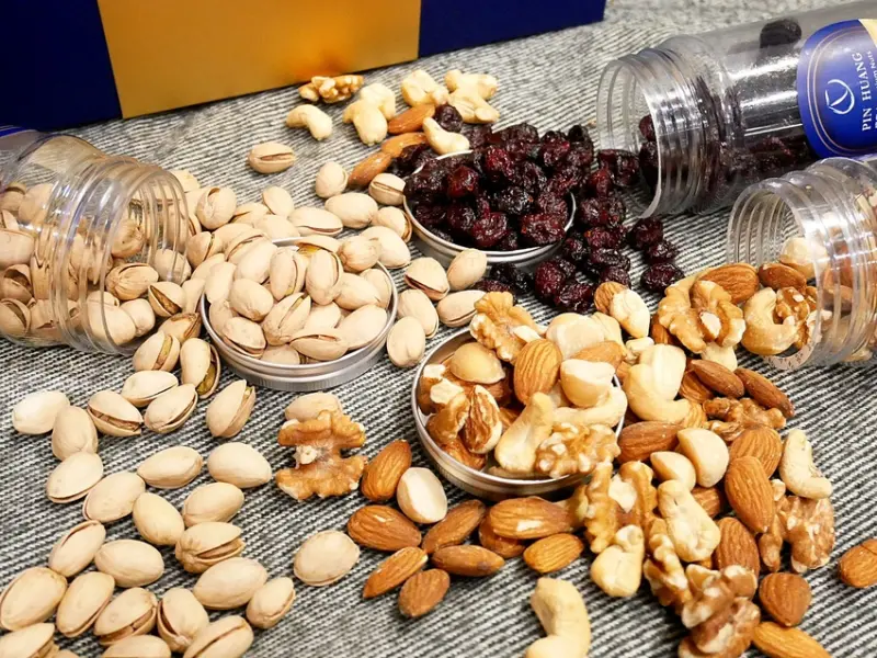 過年的禮盒想好了嗎? 不妨送健康給身邊的人，無調味堅果搭配低糖果乾，下午茶隨手一把輕鬆沒負擔