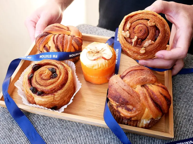 人氣肉桂捲禮盒一次可以吃到五種風味，還有超罪惡的「胖死你醬」可以加
