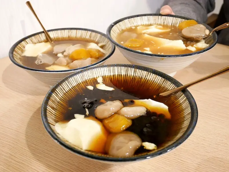 台中北屯豆花新開幕，每碗份量都不少，糖水不甜膩、豆花綿密好吃，芋頭入口即化