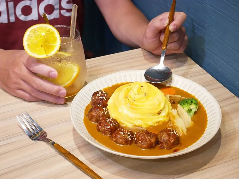 中國醫商圈日式咖哩、定食，手炒咖哩非咖哩塊，不油膩超好吃，免費升級套餐超划算!