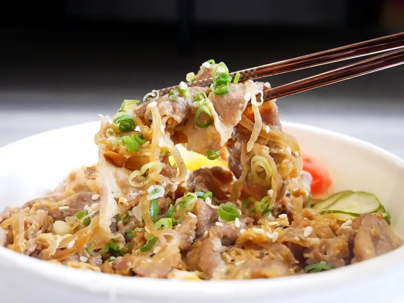 竟然能在火鍋店吃到日式丼飯，肉量多多而且鹹香入味，還附一碗料超多的湯，CP值超高~