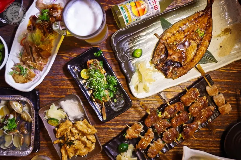 【 板橋居酒屋 ．府中美食】銅板價串燒CP值超高的居酒屋．看完新北耶誕城之後慶祝聚會的好地方．隱居_いざかや(隱居風味居酒屋)