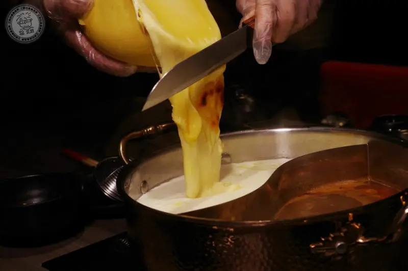 【 起司瀑布 ．桃園吃到飽】瀑布起司牛奶鍋加入整罐鮮奶更是濃醇香．真材實料讓人不斷想再來是聚會慶祝的好地方．大漠紅頂級蒙古鍋