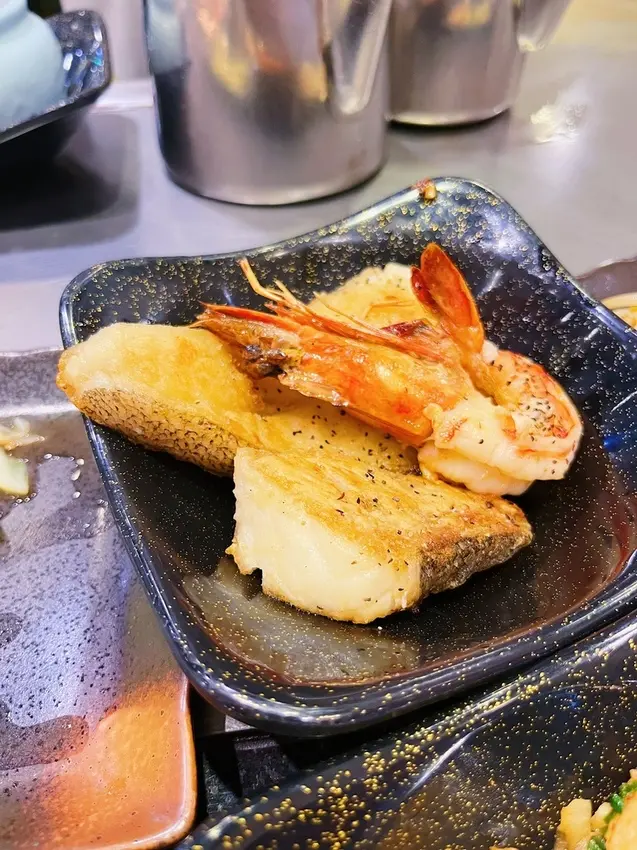 [台北鐵板燒]信義區市府站「漾紅花鐵板燒」平價鐵板燒海鮮好豪邁/鱈魚超厚鮮美又可口/花枝大尾滿足/知名老牌鐵板燒旗下平價新品牌/附菜單