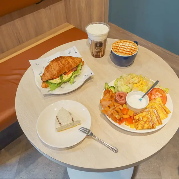 內湖美食。彼得好咖啡  洲子路上CP最高的平價咖啡廳  餐點精緻美味又多樣化