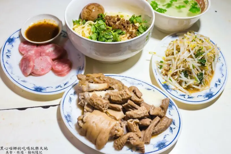 高雄苓雅︱度小月台南担仔麵　在地30年，肉臊鹹濃蒜味辛香的古早味宵夜小麵攤！