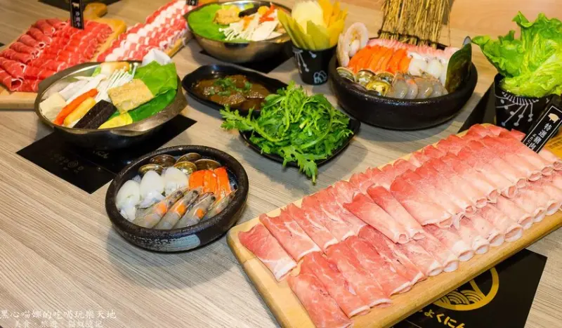 屏東東港︱富士匠鍋物　雙人880海陸套餐，超痛風大海鮮拼盤＋１７盎司超大肉盤，飽到你媽媽都不認識你！