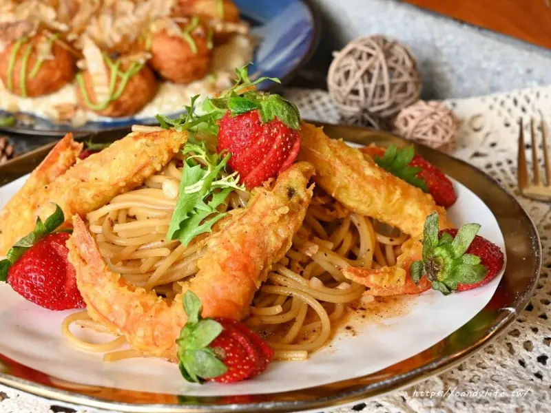 村口微光│隱身在巷弄老宅創意義大利麵，季節限定草莓炸蝦辣炒義大利麵開賣，好吃又好拍～