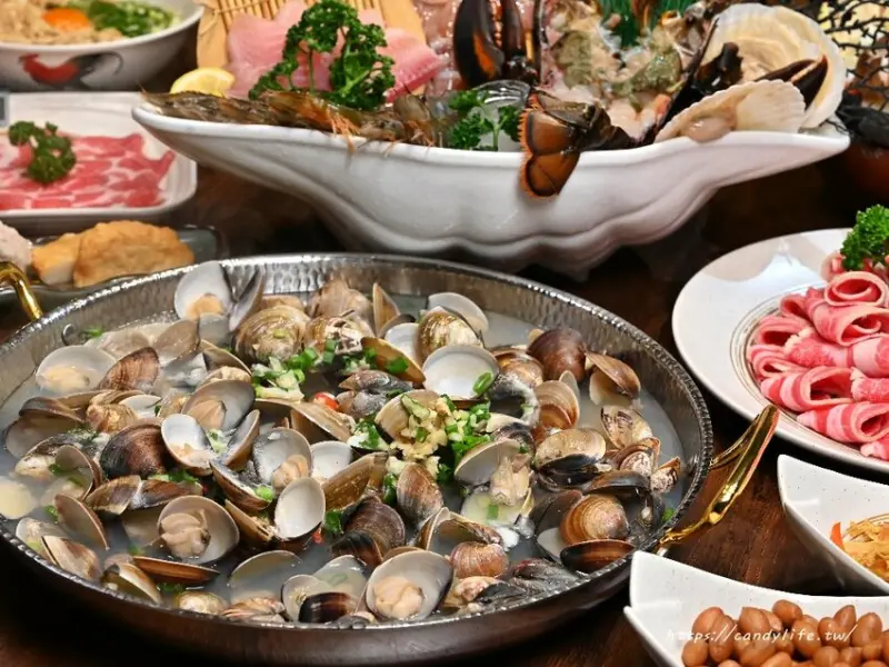 蛤?!HUH POT 台中公益店｜超浮誇卜卜蜆打邊爐在這裡，裝潢以復古港式花磚與霓虹燈打造，還有片皮全鴨必吃！多人餐廳推薦～