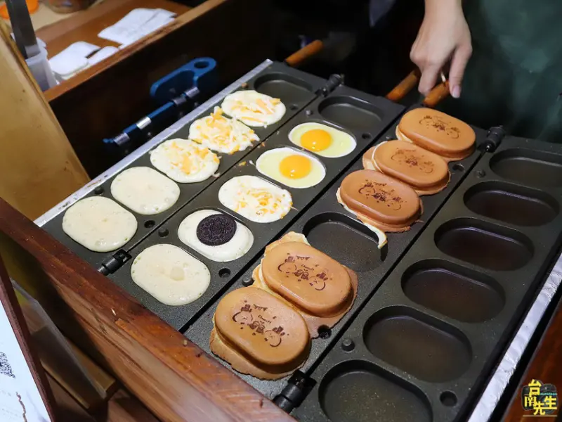 台南雞蛋燒／限量供應2小時完售／當日新鮮手打麵糊／天然食材無化學添加／不使用預拌粉和乳瑪琳／減糖製作美味無負擔／現點現做趕時間不要來