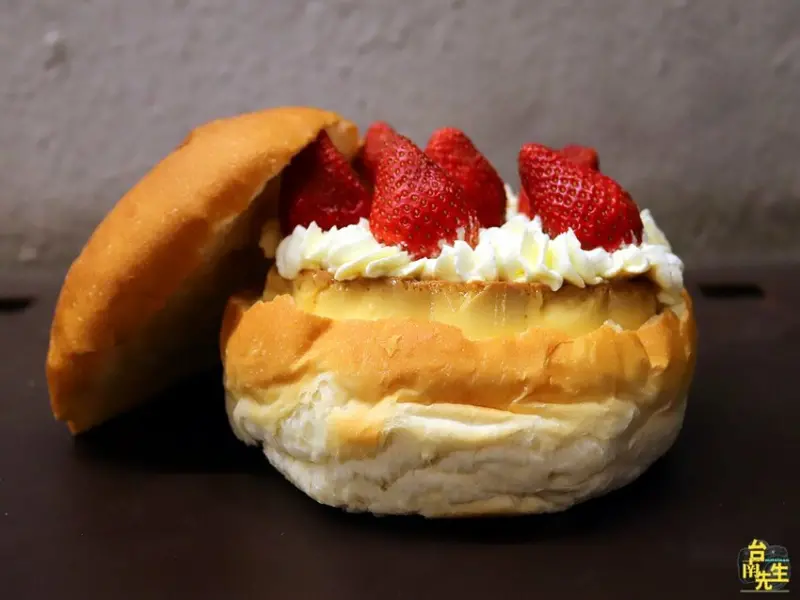 台南草莓季限定麵包／限量供應沒預訂買不到／傍晚才營業只賣2.5小時／隱身巷弄連google地圖都找不到／重視品質嚴選高等級原物料